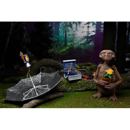 NECA Ultimate Deluxe E.T. with LED Chest (40th Anniversary)