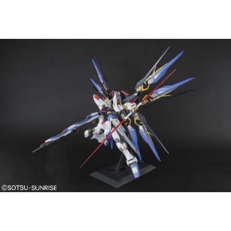 Gundam Model Kit: ZGMF-X20A Strike Freedom Gundam PG 1/60