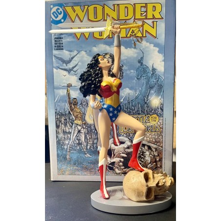 DC Comics: Wonder Woman Cover to Cover Statue